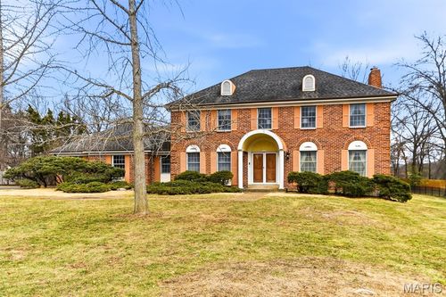 94 Meadowbrook Country Club Est, Ballwin, MO, 63011-1601 | Card Image