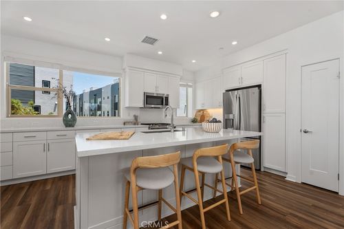 117 Placemark, Irvine, CA, 92614 | Card Image