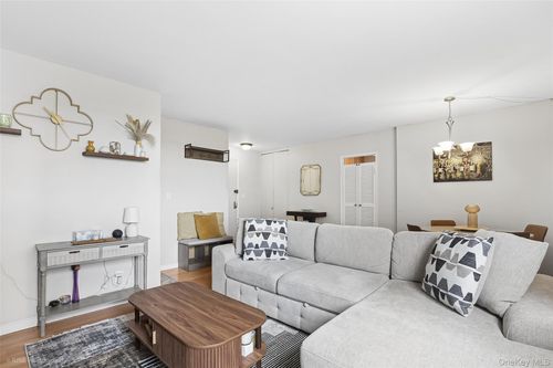 7g-52-30 39th Drive, New York, NY, 11377 | Card Image