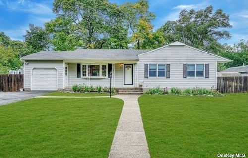 6 Willow St, Centereach, NY, 11720-1724 | Card Image