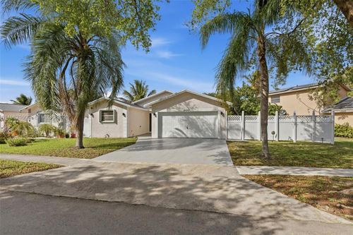 2425 Raleigh St, Hollywood, FL, 33020-1611 | Card Image