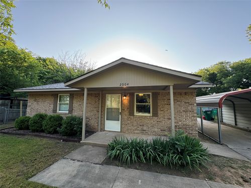 2004 Throckmorton St, Gainesville, TX, 76240-2173 | Card Image