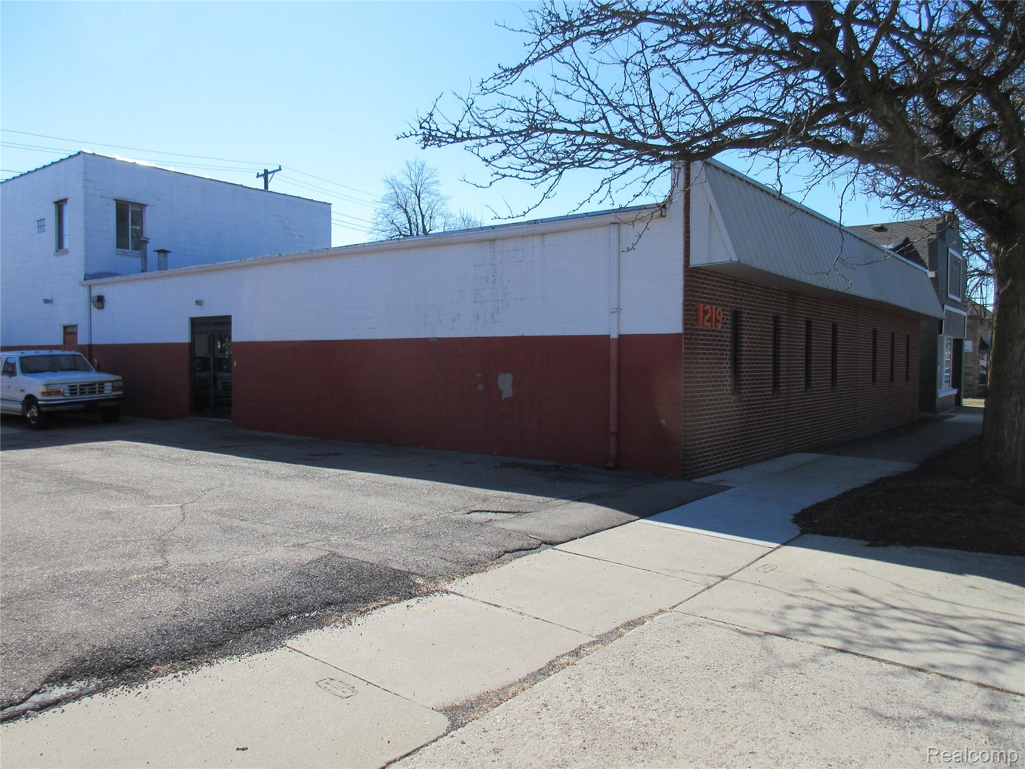 1219 Eureka Rd, Wyandotte, MI
