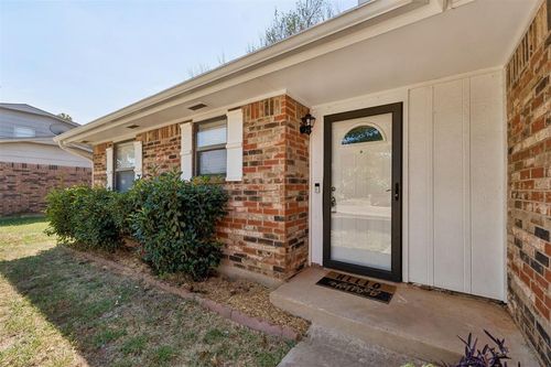 213 S Silver Dr, Mustang, OK, 73064-3019 | Card Image