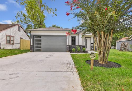 2418 Centennial St, Liberty, TX, 77575-5976 | Card Image