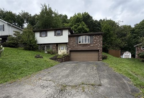 631 Wellington Dr, Greensburg, PA, 15601-6042 | Card Image