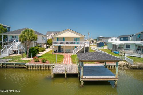 1041 1st St, Surf City, NC, 28445-8622 | Card Image