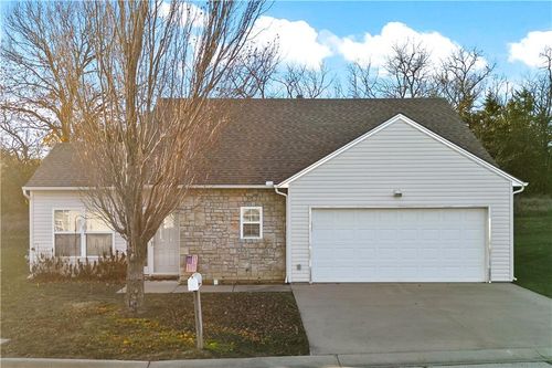 1501 Fall Creek Dr, Tonganoxie, KS, 66086-5465 | Card Image