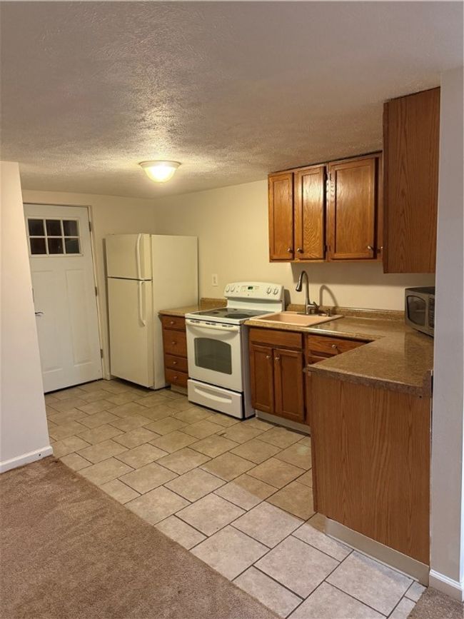 APARTMENT 1 BED, 1 BATH ABOVE GARAGE ENTRY AND KITCHEN | Image 36