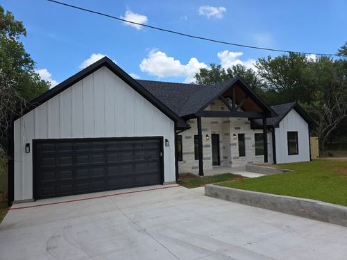 110 E Kikipua Ln, Bastrop, TX, 78602-6038 | Card Image