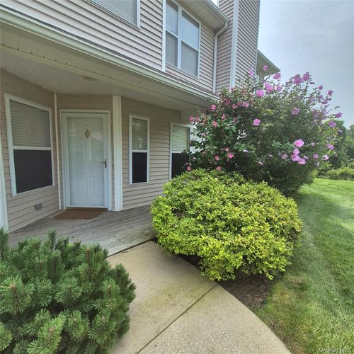 2501 Willow Pond Dr, Riverhead, NY, 11901-7214 | Card Image