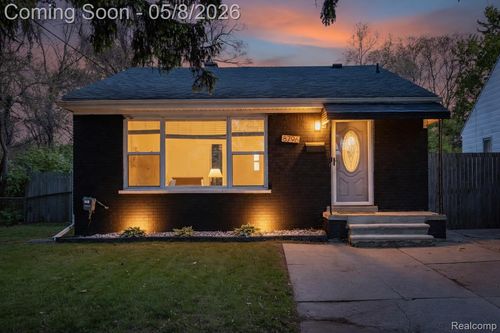 8796 Saratoga St, Oak Park, MI, 48237-2313 | Card Image