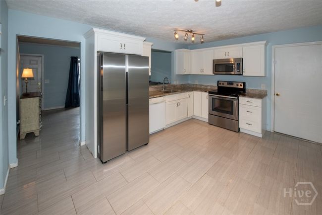 Kitchen/Breakfast Area | Image 12