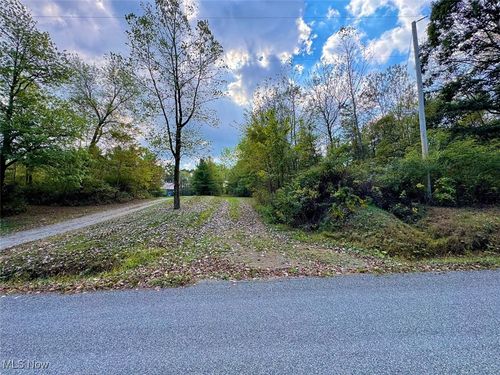 5742 Hilltop Dr Nw, Strasburg, OH, 44680-9122 | Card Image