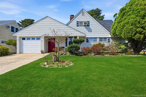 46 Boxwood Ln, Hicksville, NY, 11801-4546 | Card Image