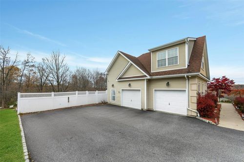 4 Camelback Rd, Chester, NY, 10918-4720 | Card Image