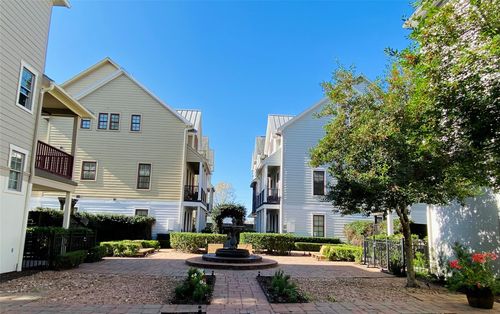 3255 Maxroy St, Houston, TX, 77008-6222 | Card Image