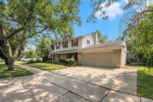20740 Marter Rd, Grosse Pointe Woods, MI, 48236-1424 | Card Image