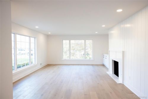 963 Lochmoor Blvd, Grosse Pointe Woods, MI, 48236-4011 | Card Image