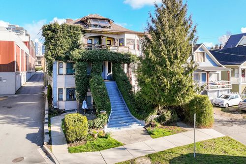 160 E 10th St, North Vancouver, BC, V7L2C8 | Card Image