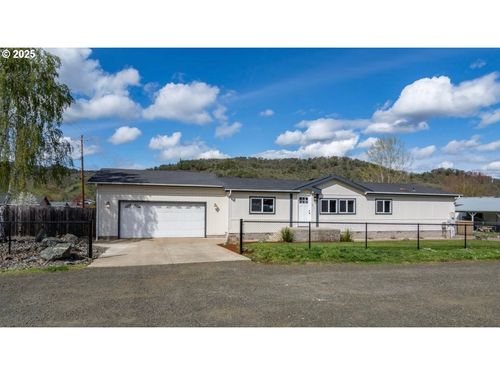 601 Little Valley Rd, Roseburg, OR, 97471-9177 | Card Image