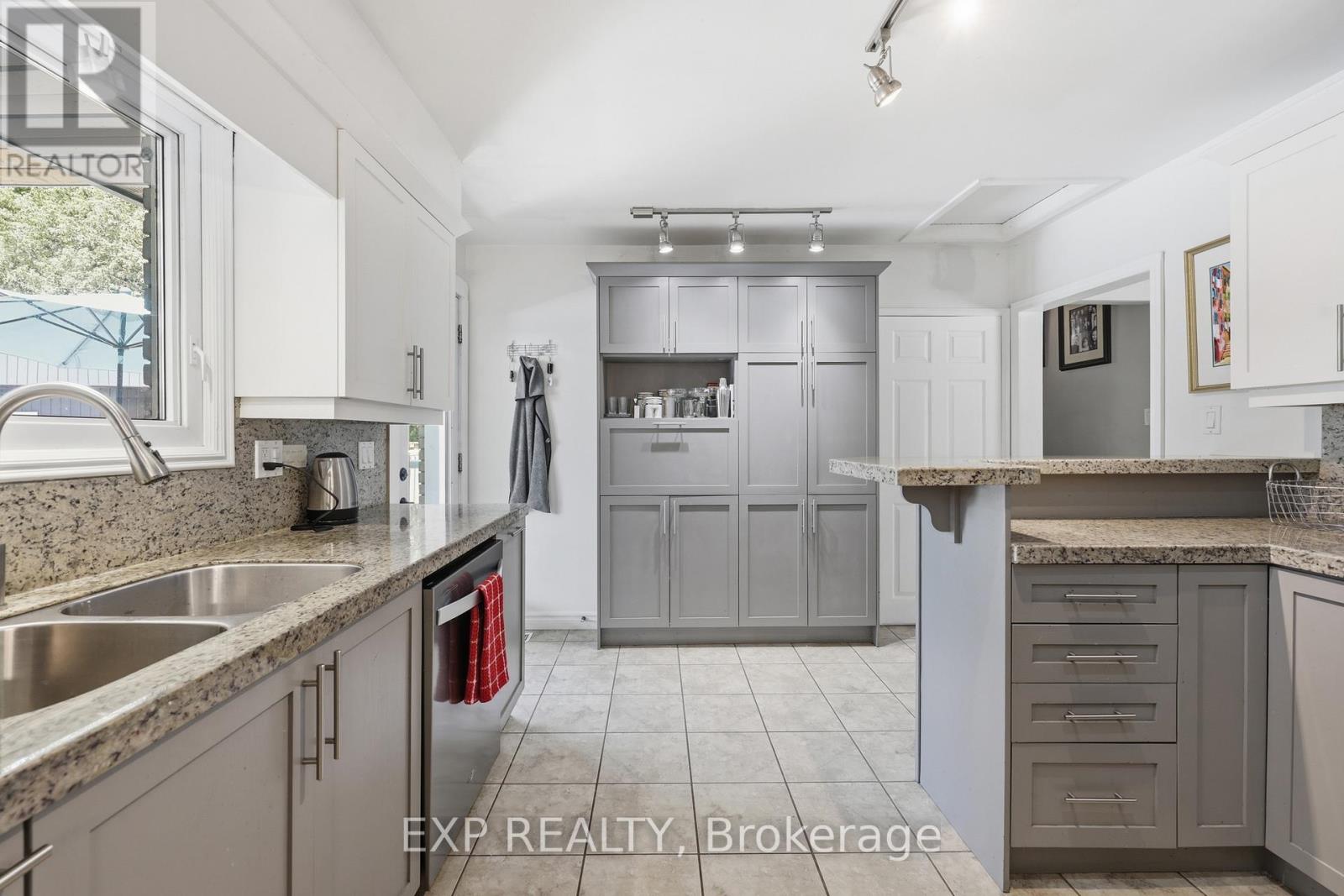 Residential in Hamilton (Meadowlands) 4