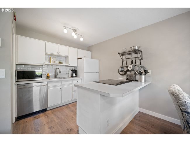 5582 Sw Murray Blvd, Condo with 2 bedrooms, 1 bathrooms and null parking in Beaverton OR | Image 8