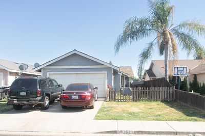 2513 E Parker Court, House other with 3 bedrooms, 2 bathrooms and null parking in Visalia CA | Image 1