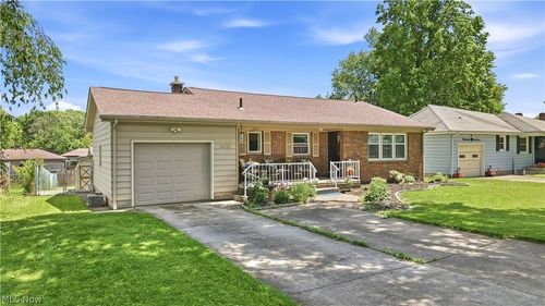 3815 Loma Vista Dr, Youngstown, OH, 44511-3415 | Card Image