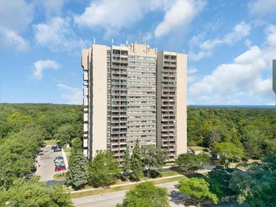 1604 - 1359 White Oaks Blvd, House attached with 2 bedrooms, 1 bathrooms and 1 parking in Oakville ON | Image 1