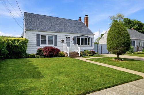 40 Lombardi Pl, Amityville, NY, 11701-3016 | Card Image