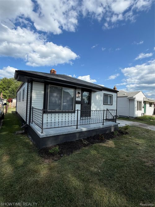 24512 Lexington Ave, Eastpointe, MI, 48021-1306 | Card Image