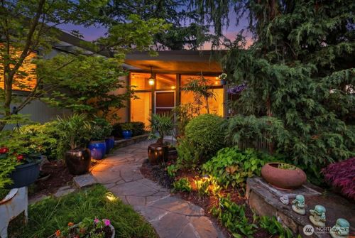 2514 Shoreland Dr S, Seattle, WA, 98144-5633 | Card Image