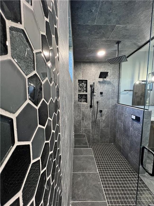 Massive shower has bluetooth control panel with 4 valve controls- | Image 26