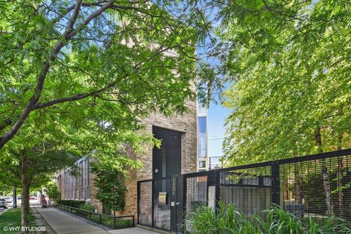 1804 N Leavitt St, Chicago, IL, 60647-4407 | Card Image