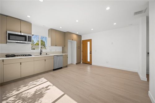 6944 Amestoy Ave, Lake Balboa, CA, 91406-4447 | Card Image