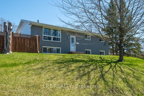 3 Deerfield St, Amherstview, ON, K7N1P5 | Card Image