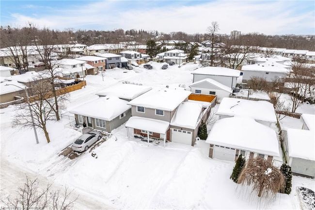 512 Pinetree Cres, House other with 3 bedrooms, 3 bathrooms and 4 parking in Cambridge ON | Image 4