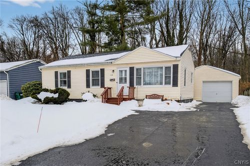 110 Oakley Dr, Syracuse, NY, 13212-3108 | Card Image