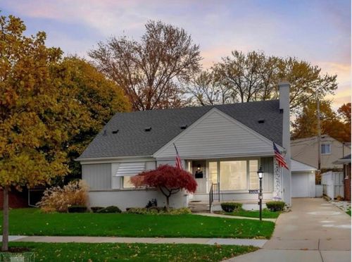 20692 Wedgewood Dr, Grosse Pointe Woods, MI, 48236-1559 | Card Image