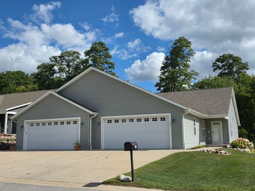 301 Creekside Ct, Watertown, WI, 53098-2122 | Card Image