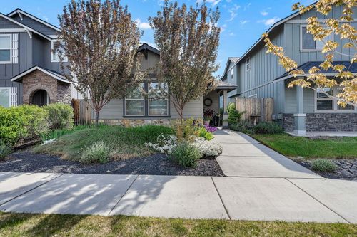 240 Nw 30th St, Redmond, OR, 97756-6912 | Card Image