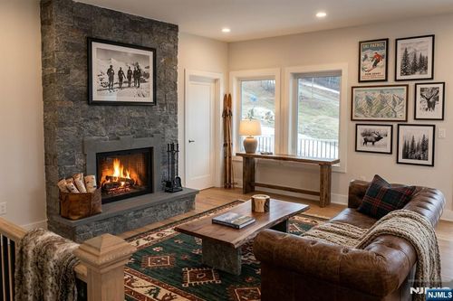 10 Alpine Trl, Vernon, NJ, 07462-5601 | Card Image