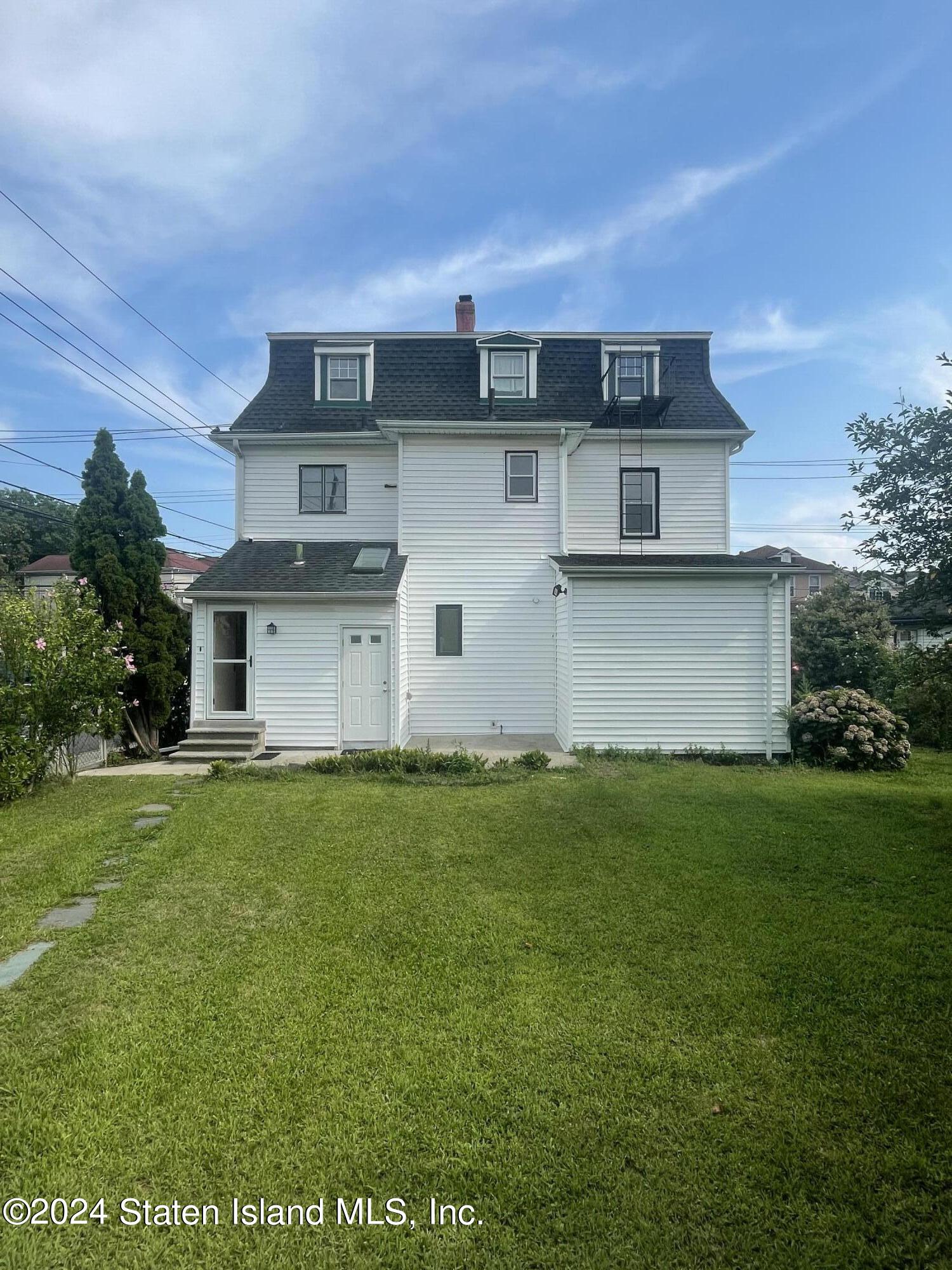 Robin Rd, Staten Island, NY 10305