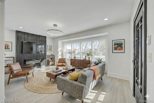 3110 N Main St, Royal Oak, MI, 48073-3422 | Card Image