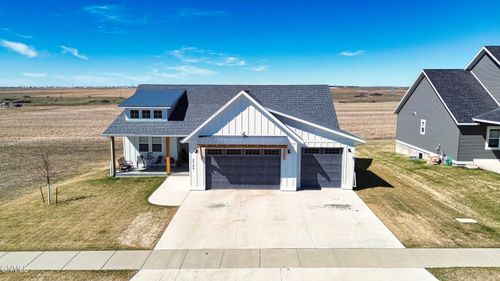 2709 44th Ave W, Williston, ND, 58801-6985 | Card Image