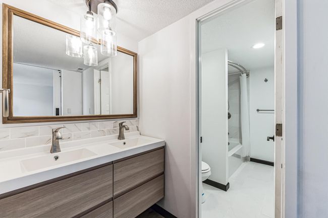 Primary Bathroom | Image 18