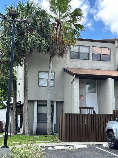 21-10000 Nw 9th Street Cir, Miami, FL, 33172-5118 | Card Image