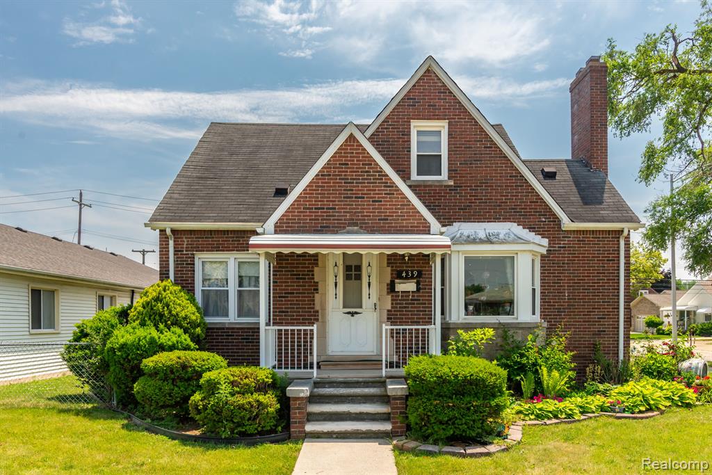 Sibley St, Trenton, MI 48183