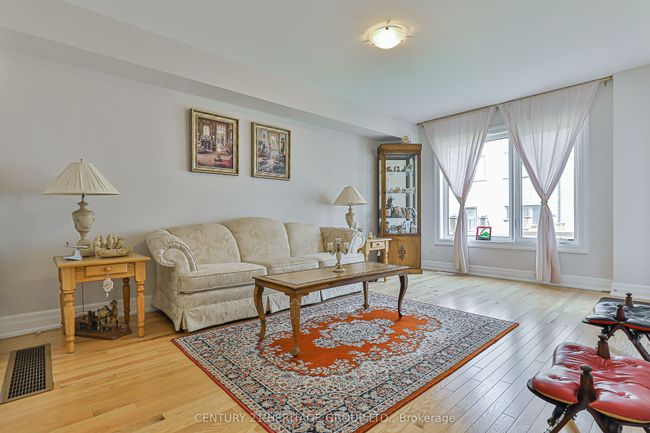 20 Vantage Loop, House attached with 4 bedrooms, 4 bathrooms and 2 parking in Newmarket ON | Image 4